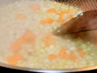 18、玉米炒虾仁,熬煮至入味