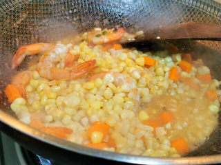 19、玉米炒虾仁,把虾仁倒进玉米翻炒均匀即可