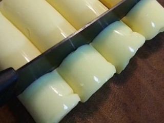 1、红烧日本豆腐,准备日本豆腐改刀切成小段