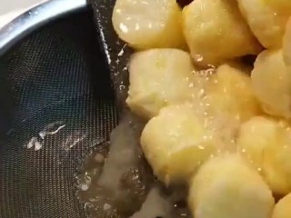 4、红烧日本豆腐,炸至金黄酥脆捞出