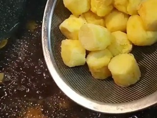 6、红烧日本豆腐,放入炸好的豆腐