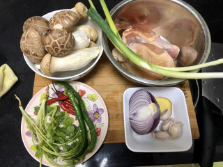 1、杏鲍菇烧鸡块,食材合照:鸡小半只约400g,杏鲍菇约250g,鲜香菇4个,洋葱半个,姜一小块,蒜四瓣,小米辣4个,线椒2根,香菜2根