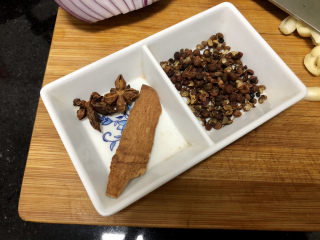 2、杏鲍菇烧鸡块,还需要点香料:八角两个桂皮一小节,花椒一小把