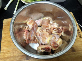 3、杏鲍菇烧鸡块,鸡清洗剁成均匀大小的块