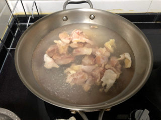 4、杏鲍菇烧鸡块,冷水下锅,中火煮开