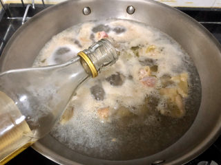 5、杏鲍菇烧鸡块,加一茶匙料酒,煮一分钟