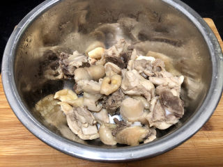 6、杏鲍菇烧鸡块,捞出温水洗去血末控水备用