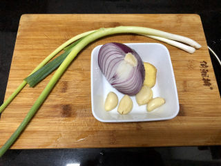 7、杏鲍菇烧鸡块,小葱择好、洋葱剥去外皮、蒜剥皮与姜一同洗净