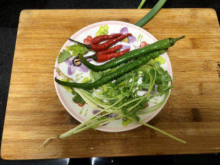 8、杏鲍菇烧鸡块,小米辣线椒香菜清洗备用