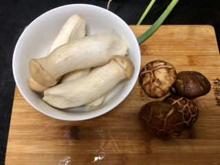 9、杏鲍菇烧鸡块,杏鲍菇香菇揉搓洗净