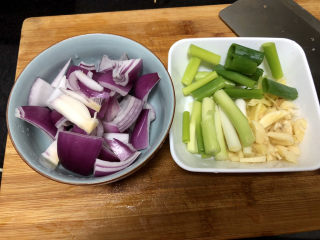 10、杏鲍菇烧鸡块,开始改刀:洋葱切块,小葱切段,葱白葱绿分开,姜切丝,蒜切蒜蓉