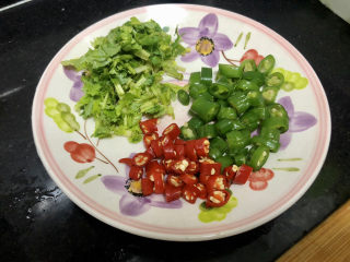 11、杏鲍菇烧鸡块,小米辣线椒切圈,香菜切段