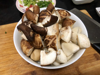 12、杏鲍菇烧鸡块,杏鲍菇切滚刀块,香菇切块