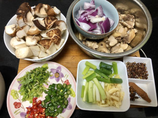 13、杏鲍菇烧鸡块,全部食材准备好