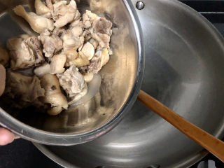 14、杏鲍菇烧鸡块,热锅冷油,放入鸡块,中小火煸炒到鸡块表面焦黄