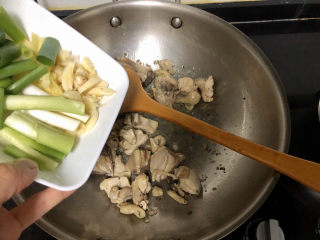 15、杏鲍菇烧鸡块,加入蒜蓉姜丝葱白煸香