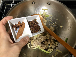 16、杏鲍菇烧鸡块,加入八角桂皮花椒炒香