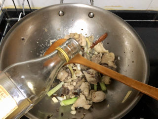 17、杏鲍菇烧鸡块,浸一茶匙料酒翻炒去腥