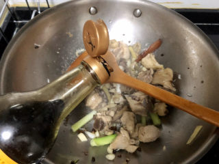 18、杏鲍菇烧鸡块,加入半汤匙老抽翻炒上色