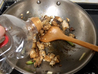 19、杏鲍菇烧鸡块,加入两汤匙生抽