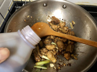 20、杏鲍菇烧鸡块,一汤匙蚝油,翻炒均匀