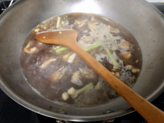 21、杏鲍菇烧鸡块,加入适量热水,没过鸡块