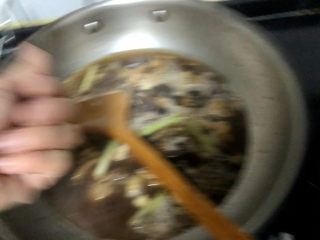 22、杏鲍菇烧鸡块,加入三四粒冰糖搅拌融化,照片拍糊了????