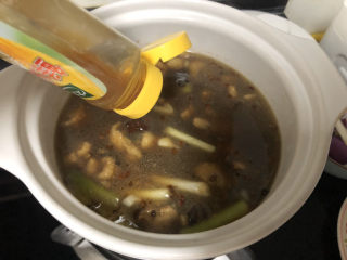 23、杏鲍菇烧鸡块,把鸡连汤移到砂煲中,加入一茶匙太太乐鸡汁