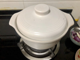 24、杏鲍菇烧鸡块,煮开后转中小火,加盖炖煮15分钟