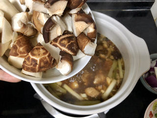 25、杏鲍菇烧鸡块,加入香菇,杏鲍菇