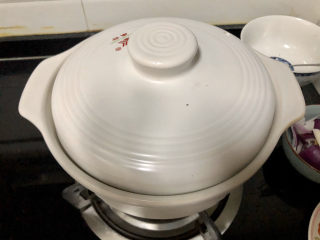 27、杏鲍菇烧鸡块,煮开后,中小火炖煮10分钟