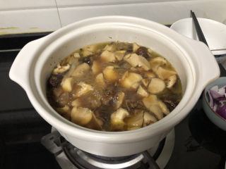 28、杏鲍菇烧鸡块,开盖,中大火收汁