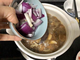 29、杏鲍菇烧鸡块,汁收到差不多一半,加入洋葱,搅拌下,继续收汁