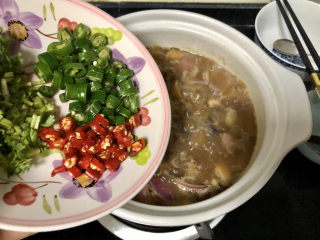 30、杏鲍菇烧鸡块,汁收的差不多,加入小米辣线椒,搅拌均匀。不喜欢或不能吃辣的宝宝可以不放