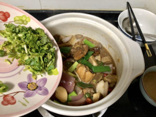 32、杏鲍菇烧鸡块,撒上香菜,上桌开吃????