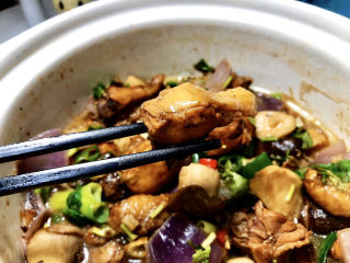 35、杏鲍菇烧鸡块,这道杏鲍菇烧鸡块,鸡块咸鲜美味,杏鲍菇滑嫩入味,汤汁浇在白米饭上,简直太好吃了????。喜欢的小伙伴们一起来试试吧????