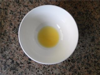 4、蜂蜜烤南瓜,黄油隔热水融化成液态（或微波炉加热1分钟）。