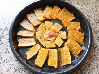 13、蜂蜜烤南瓜,在南瓜表面撒上一些白芝麻作点缀。