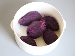 3、低脂健康 紫薯月饼 ,这个时候用手可以轻松的给紫薯剥去表皮。