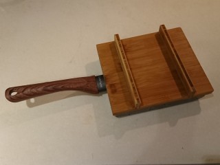 1、魚籽海鮮燒,首先介紹今天的鍋具！玉子燒煎鍋！带蓋！