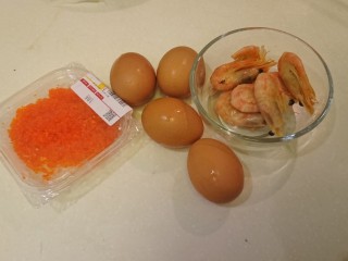 3、魚籽海鮮燒,食材就是這些，飛魚子、雞蛋、北極蝦