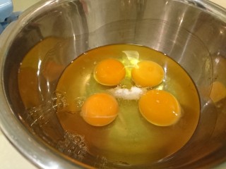 4、魚籽海鮮燒,在盆裡打好蛋，加入米淋、日式白糖、鹽，攪拌均勻備用。