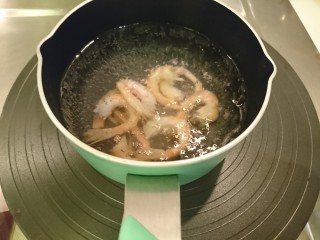 6、魚籽海鮮燒,起一鍋水將蝦子燙熟！加點鹽巴！變色就可撈起！放涼備用