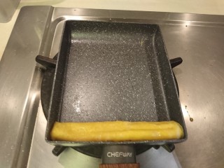 8、魚籽海鮮燒,當蛋液沒流动状時由上方開始捲起，動作要輕，速度要快