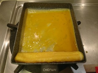 9、魚籽海鮮燒,再次倒入第二次蛋液，一樣，在蛋液呈不流动时反方向捲起