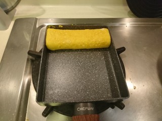 12、魚籽海鮮燒,嗯！如何分辨蛋卷夠厚？跟鍋子高度一樣就是了！稍微在鍋上停留下，讓蛋面上點色會更好看！