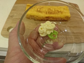 13、魚籽海鮮燒,現在來調醬，美乃滋、绿芥末，擠好，攪拌均勻