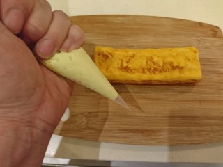 14、魚籽海鮮燒,裝進挤花袋，或是利用保鮮袋也可以。