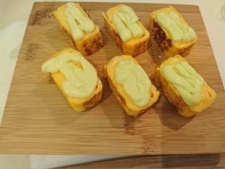 16、魚籽海鮮燒,擠上芥末美乃滋