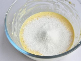 6、轻芝士蛋糕,筛入低筋面粉,切拌均匀。